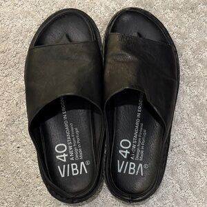 Vibae Saint Tropez Leather Preto Black Slides